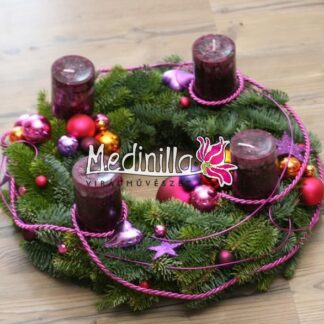 Adventi koszorú lila díszítéssel