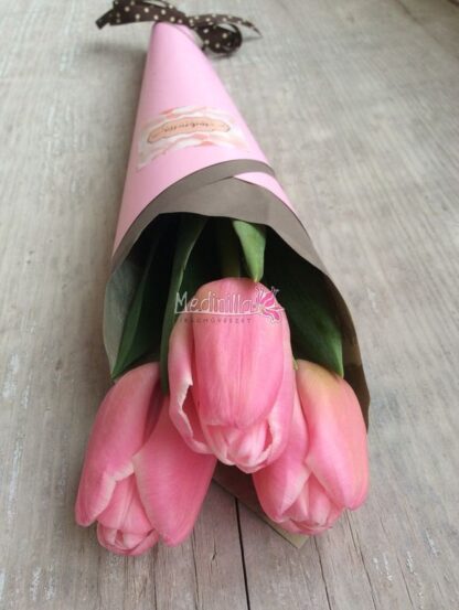 Nőnapi tulipán 10 x 3 szál díszítve (2400 Ft/db)