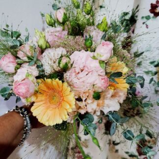 Vegyes virágos menyasszonyi csokor