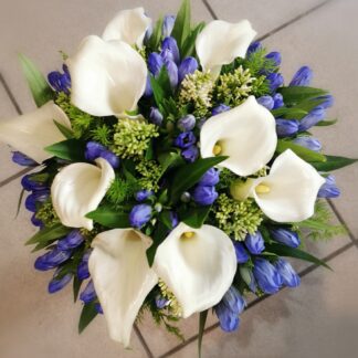 Fehér kála és encián menyasszonyi csokor